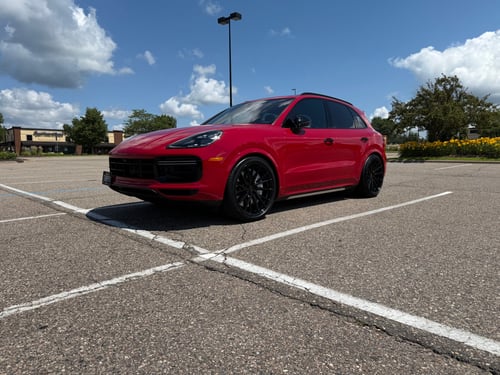 Staggered 22 inch Vossen HF-4T (Directional) in Gloss Black on a 2021 Porsche Cayenne SUV Turbo