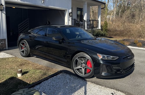 Staggered 21 Variant Wheels Sena in Satin Gunmetal on a 2022 Audi RS E-Tron GT with Carbon Ceramic Brakes