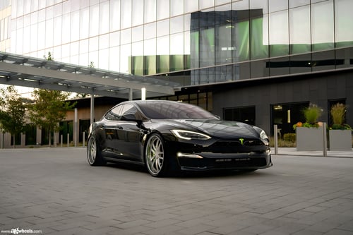 22 inch Staggered Avant Garde F231 Brushed w/ Chrome Lip on a 2021 Tesla Model S Plaid