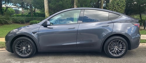19 inch Staggered Avant Garde M520R Dark Graphite Metallic on a 2021 Tesla Model Y Long Range AWD