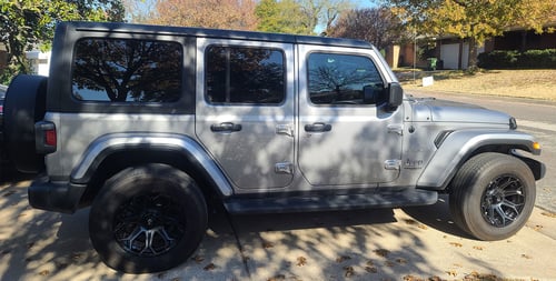 18 inch Fuel Off-Road Siege Gloss Black w/ Brushed Gloss Double Dark Tint D704 on a 2020 Jeep Wrangler JL