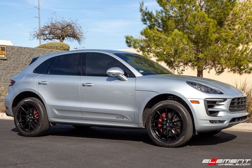 20 inch Staggered Variant Argon Gloss Piano Black on a 2018 Porsche Macan GTS