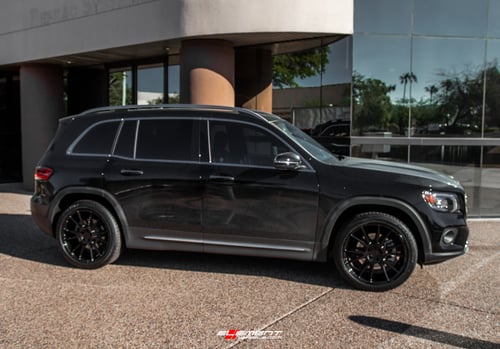 20 inch Niche Vicenza Gloss Black M152 on a 2021 Mercedes Benz GLB250