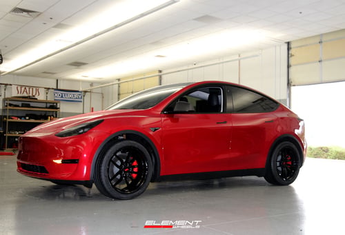 20 inch Staggered Variant Krypton Gloss Piano Black on a 2023 Tesla Model Y Performance