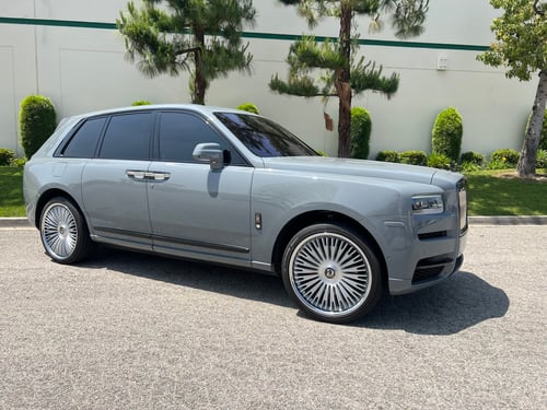 24 Inch Dolce Luxury Razzo Gloss Silver Brushed w/ Stainless Lip on a Rolls-Royce Cullinan