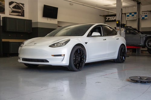 Staggered Variant Radon in Gloss Piano Black on a 2018 Tesla Model 3