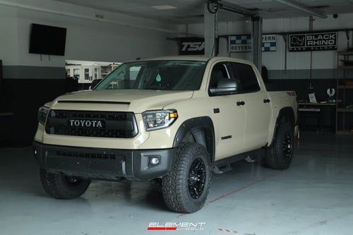 18 Inch Fuel Off-Road Vapor in All Matte Black on 2019 Toyota Tundra
