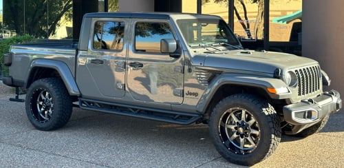 20x10 InchMoto Metal MO970 Gloss Grey w/ Gloss Black Lip on a 2023 Jeep Gladiator (Stock Height)