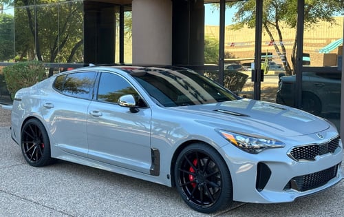 20 inch Staggered Variant Argon Gloss Piano Black on a 2019 Kia Stinger GT
