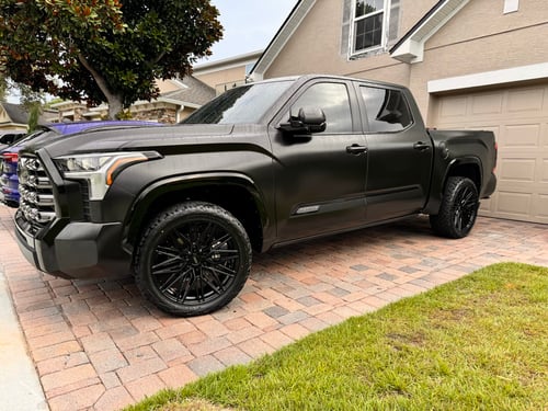 22 inch Vossen HF6-5 Gloss Black (Hybrid Forged) (Deep Concave) on a 2024 Toyota Tundra Non-TRD Pro