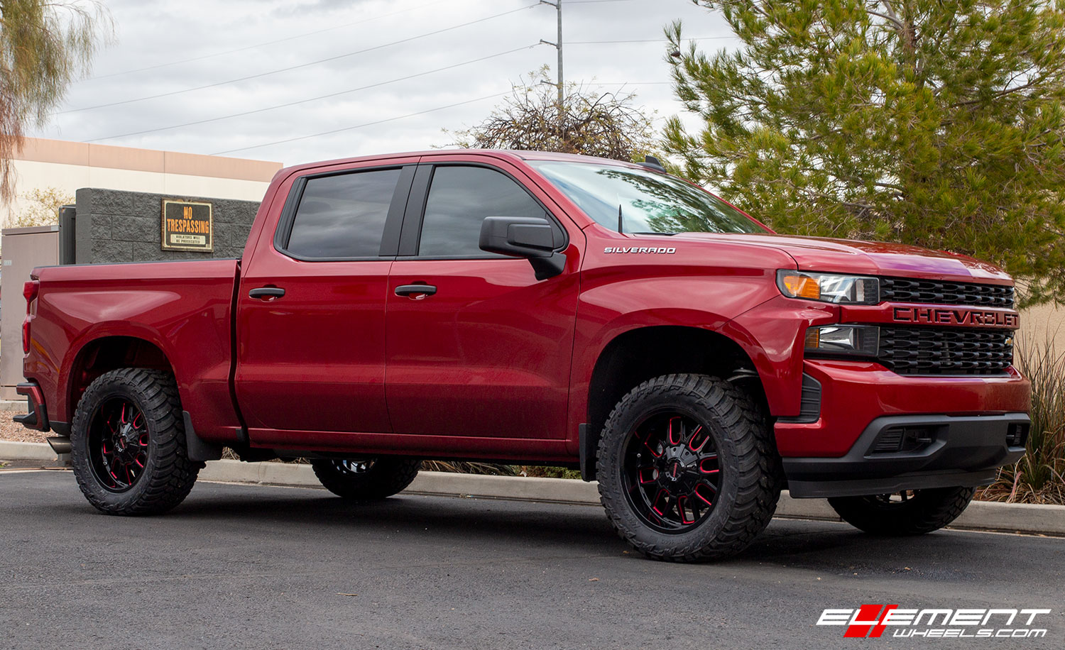 20 inch Mayhem Cogent 8107BTR Gloss Black w/ Prism Red on a 2021 Chevrolet Silverado 1500 w/ 2.5" Leveling Kit