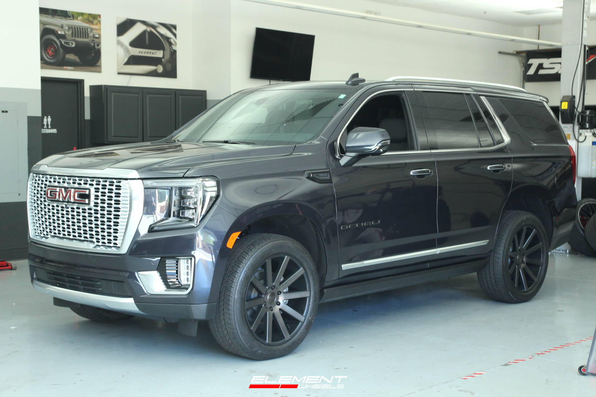 22 Inch Dub Shot Calla Matte Black Machined w/ Tint S121 on a 2023 GMC Yukon SUV