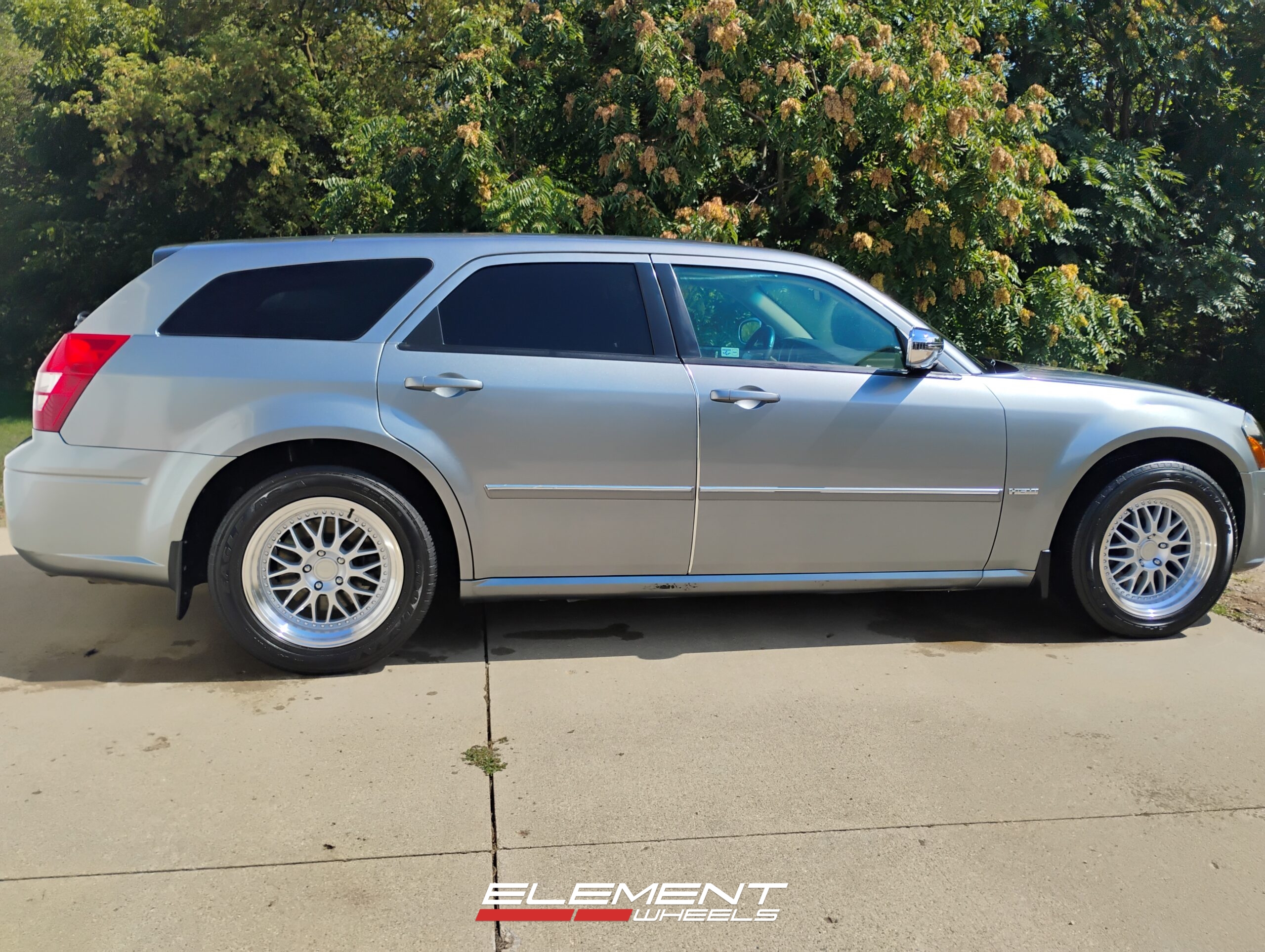 18 inch ESR SR01 in Hyper Silver on a 2006 Dodge Magnum